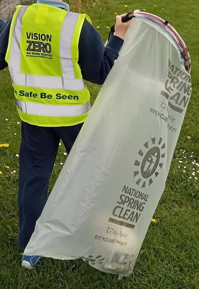 NationalSpringC's tweet photo. A huge thank you and well done to the 1st class kids from Rush School for participating with @RushTidyTowns at #DublinCommunityCleanup.
They litter picked from the school to Kenure Woods Well done all ππ»ππ»
@Fingalcoco
#SpringClean23 #NationalSpringClean #KeepDublinBeautiful https://t.co/Vt3ptqiWz2