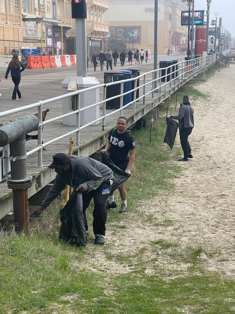 PSP_1990's tweet photo. Shout to the Eternal Omicron chapter and Walk-A-Mile for hosting such a great beach cleanup event! We also appreciate the volunteers who showed up to them with this process. 🏝️ ⚔️ 
-
#PsiSigmaPhi #EternalOmicron https://t.co/xBhEZnoap9