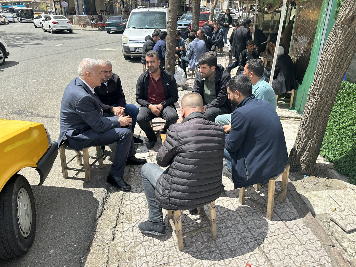 MHanefiGuler's tweet photo. BİNGÖL / MERKEZ; Bayramlaşma📍
Seçim sathı mailine girdiğimiz bir dönemde,Bilinmelidir ki görüş ve yaklaşım tarzlarımız ne kadar farklı olursa olsun siyasi nezaket esas olmalıdır. 
İki yüzlü siyaset anlayışına son.
ilkeli ve omurgalı siyaset vadediyoruz.! https://t.co/JPCJZYjEe9
