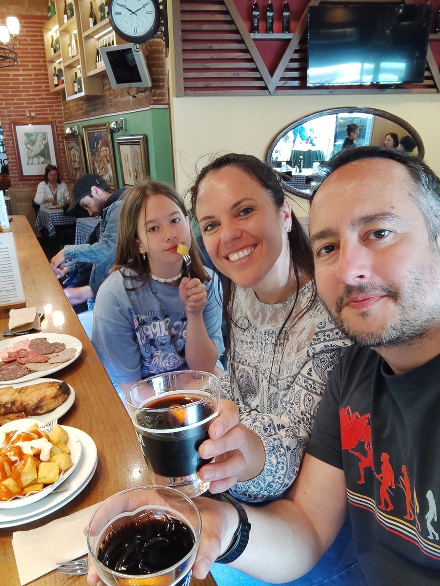 aboixi's tweet photo. Gràcies @meteopolita @son4diesR4 @radio4_rne @sonquatre per aquest vermutet, pa amb tomàquet i braves!!! a el @elglopbarcelona De moment cap gota d'aigua BCN! Salut!!! https://t.co/h9Lm4VEZAp