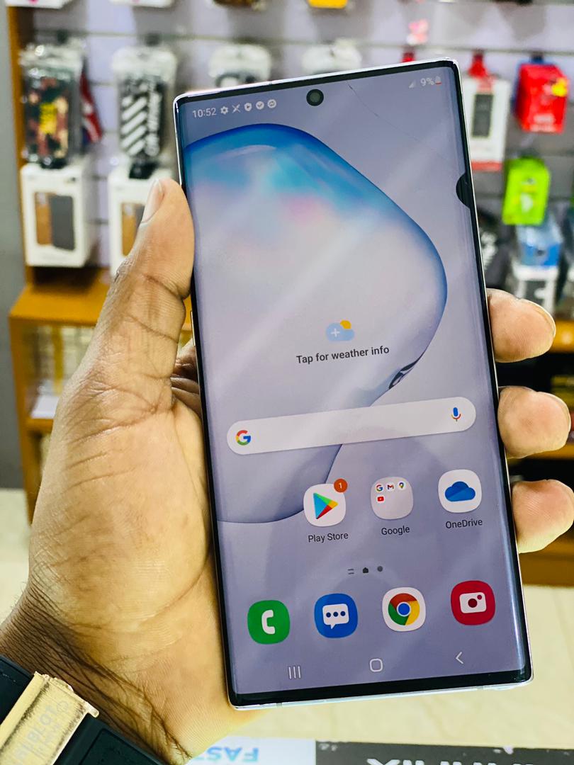 Michael86312006's tweet photo. Galaxy note 10+ storage 256GB ram 12GB smalll crak on screen.. price 650000 https://t.co/VaPobqDcYD