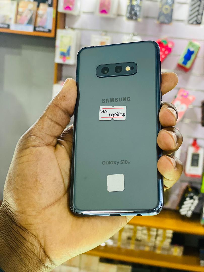 Michael86312006's tweet photo. Galaxy S10e storage 128GB fingerprint on power button bei 380000 https://t.co/zp08YXSbBK