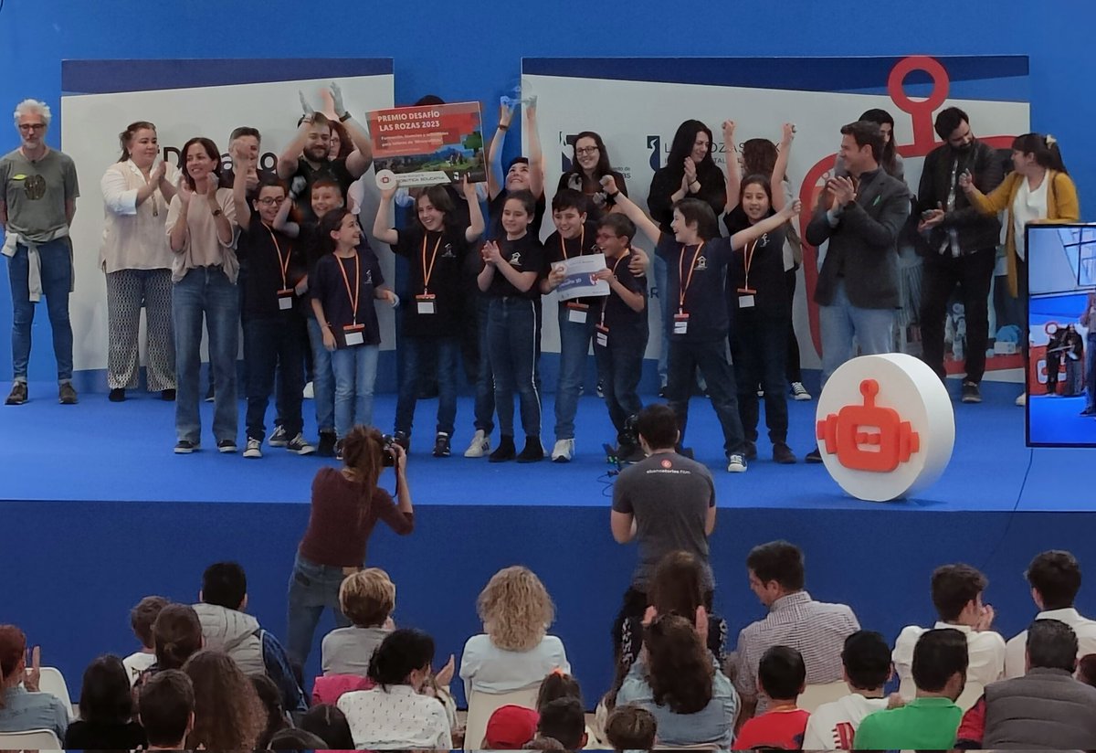 ampa_cpva's tweet photo. Felices de nuestro premio del #desafiolasrozas en la categoría de Diseño 3D de Primaria!!! Enhorabuena a todxs lxs que han participado! Un placer competir con rivales de tantísimo nivel!!! #LasRozas #LasRozasNext #robotica #educacionpublica https://t.co/MtrzPG2Y8i