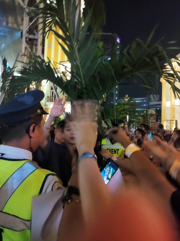 JCSREALM_'s tweet photo. i can't believe i'm this close to my bias. you did great today ssob, @JoshCullen_s
 i'll forever be proud to be one of ur bbqs. i love ü always in all ways<333 

FANGMEET AT VENICE PIAZZA
#JoshCullenFanmeet #JCinVenicePiazza https://t.co/SRDfzaim5g