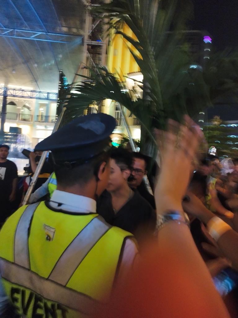 JCSREALM_'s tweet photo. i can't believe i'm this close to my bias. you did great today ssob, @JoshCullen_s
 i'll forever be proud to be one of ur bbqs. i love ü always in all ways<333 

FANGMEET AT VENICE PIAZZA
#JoshCullenFanmeet #JCinVenicePiazza https://t.co/SRDfzaim5g