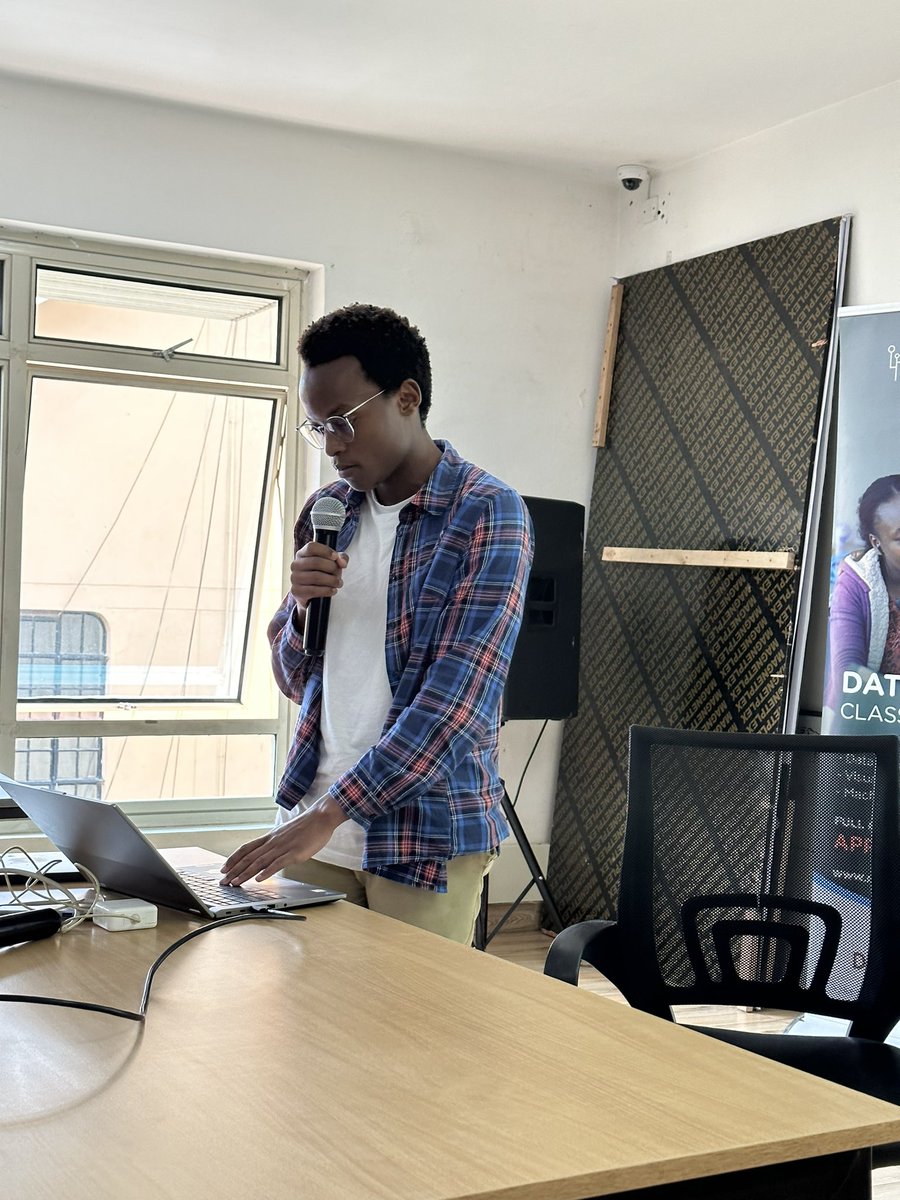 wangerekaharun's tweet image. @BreensR talking about Showkase at #KotlinConfGlobal Nairobi edition 

@254androiddevs @kotlinkenya