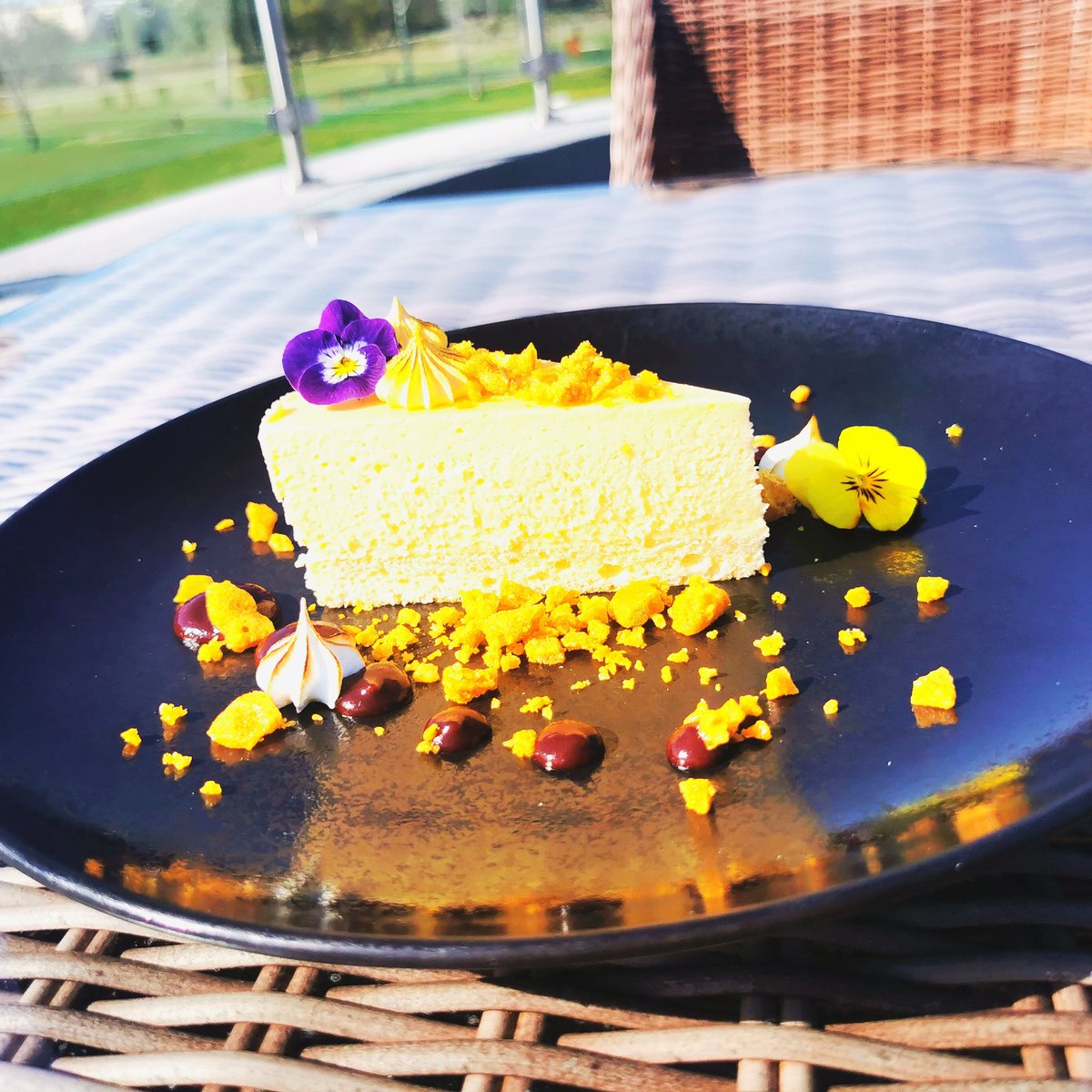 013Sanchezz's tweet photo. Kecskesajttorta. #goatcheesecake #meringue #redberriescoulis #turkishoney #cheflife https://t.co/mS3xpmJ6iS