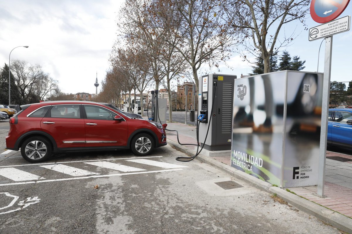 🚘🔌 El primer trimestre de 2023, el mejor de la historia en #matriculaciones de #vehículos electrificados. Según el Barómetro @emovili_ de #movilidad sostenible, la #ComunidaddeMadrid lidera el ranking nacional. masinteresmadrid.com/primer-trimest…