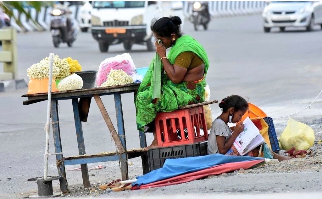 umda_panktiyaan's tweet photo. यही एक रिश्ता है जो आज नैतिक है,
इसके अलावा हर रिश्ता राजनैतिक है।

~ सावन https://t.co/zy28tkWesq