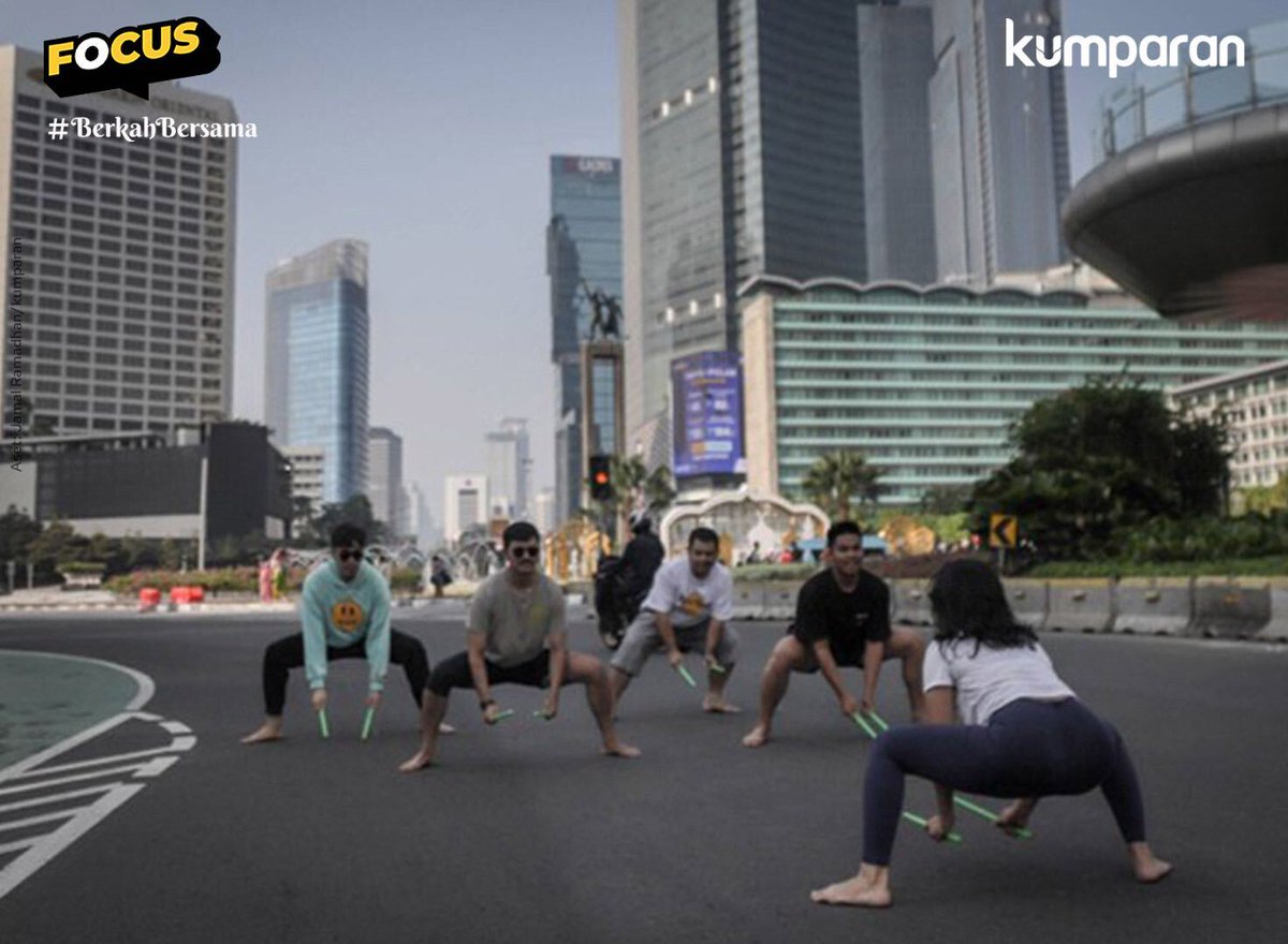 kumparan's tweet photo. Jasa Marga mencatat lebih dari 1,2 juta kendaraan meninggalkan Jabodetabek pada mudik lebaran Idul Fitri 1444 H. Hal ini berdampak pada lengangnya lalu lintas di sejumlah jalan protokol di Jakarta. #focus #lebaran #news #postr https://t.co/9jlB3G6lqx https://t.co/4rW8HQWdac