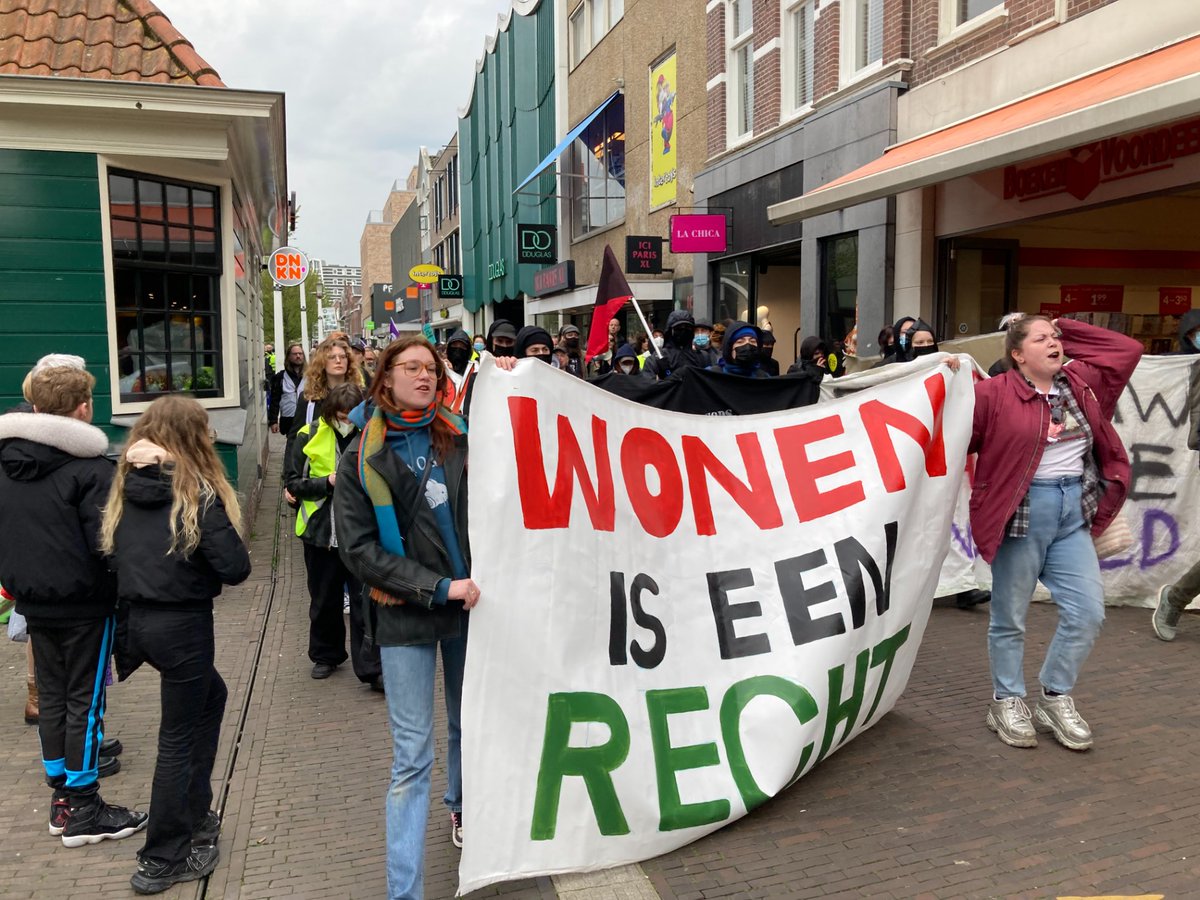 NHNieuws's tweet photo. Woonprotest in Zaandam: "Huizen voor mensen, niet voor winst" https://t.co/0mv1u58XX7 https://t.co/XfibUQqjk3