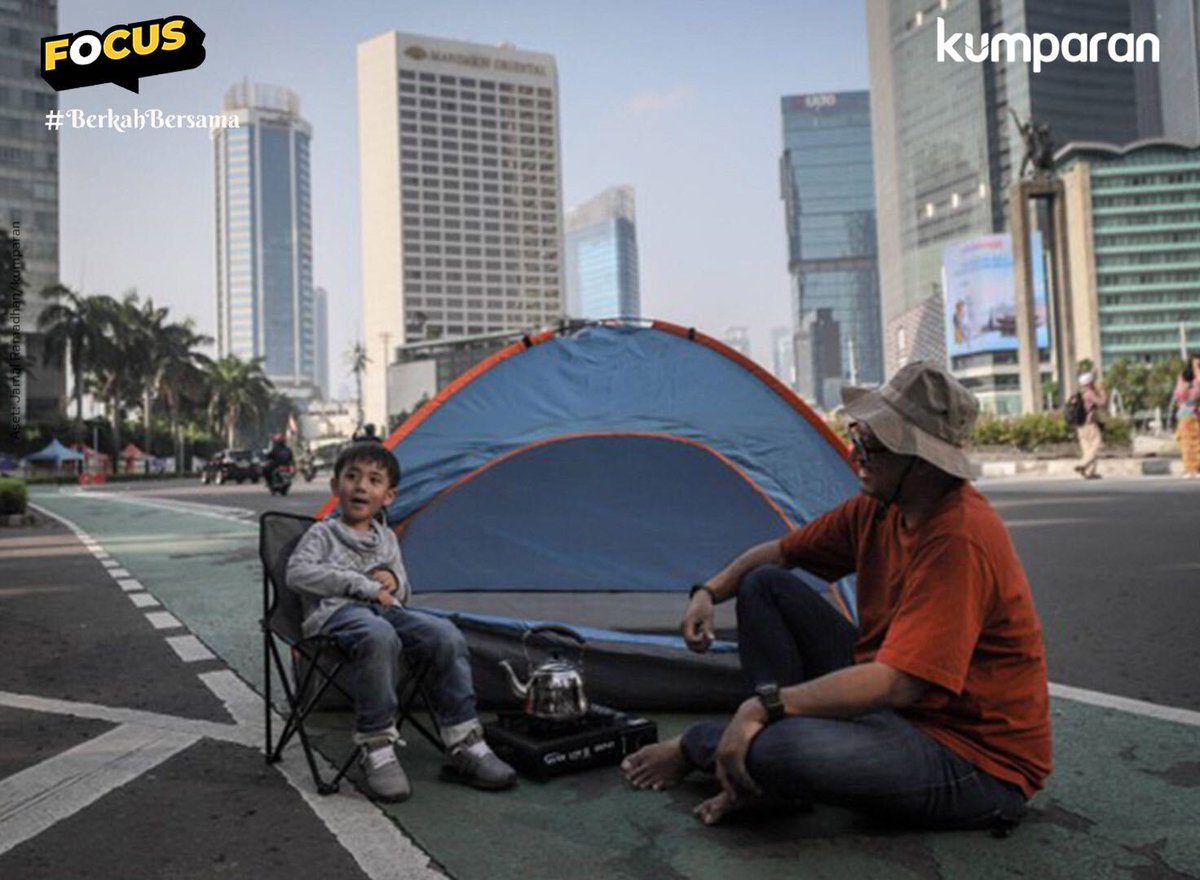 kumparan's tweet photo. Jasa Marga mencatat lebih dari 1,2 juta kendaraan meninggalkan Jabodetabek pada mudik lebaran Idul Fitri 1444 H. Hal ini berdampak pada lengangnya lalu lintas di sejumlah jalan protokol di Jakarta. #focus #lebaran #news #postr https://t.co/9jlB3G6lqx https://t.co/d9fQ5j6IJJ