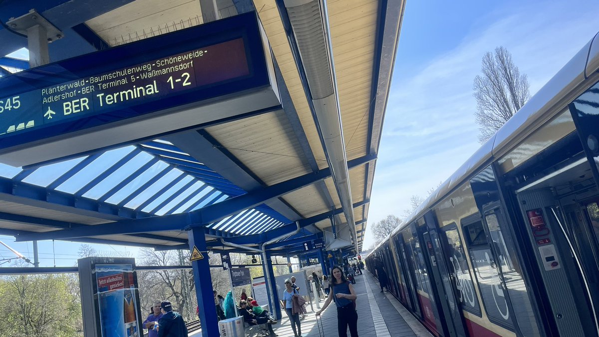 Ersatz_Bus's tweet photo. 🤦🏻♂️😒
S45 (-> #BFBB) steht auf GI4 in #BTP und hätte pünktlich fahren können. Nö da setzt man ne Verspätete #S8 (-> #BGAS) vor die erst 3 Min NACH geplanter Abfahrt der #S45 kam. Mit +11' abgefahren, weil dann noch warten auf Entgegenkommende Züge.
Tf war zum Glück Gesprächig 💚 https://t.co/xAWoABCK79