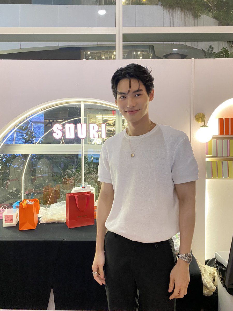 Emp_Emq's tweet photo. วันนี้เอมควอเท���ยร์มี “พี่วิน” แล้วนะคะ พี่วินมาชวนชาวสายหวานชิมกินมาการองและไอศครีมกันได้ที่ #SouriXVelatoPopupStore ชั้น M , The EmQuartier ได้เล้ยยยย🐰💖

#น้องวินอย��กเป็นพี่วิน
#winmetawin 
#Emporium #EmQuartier https://t.co/OoxZEF6gBj