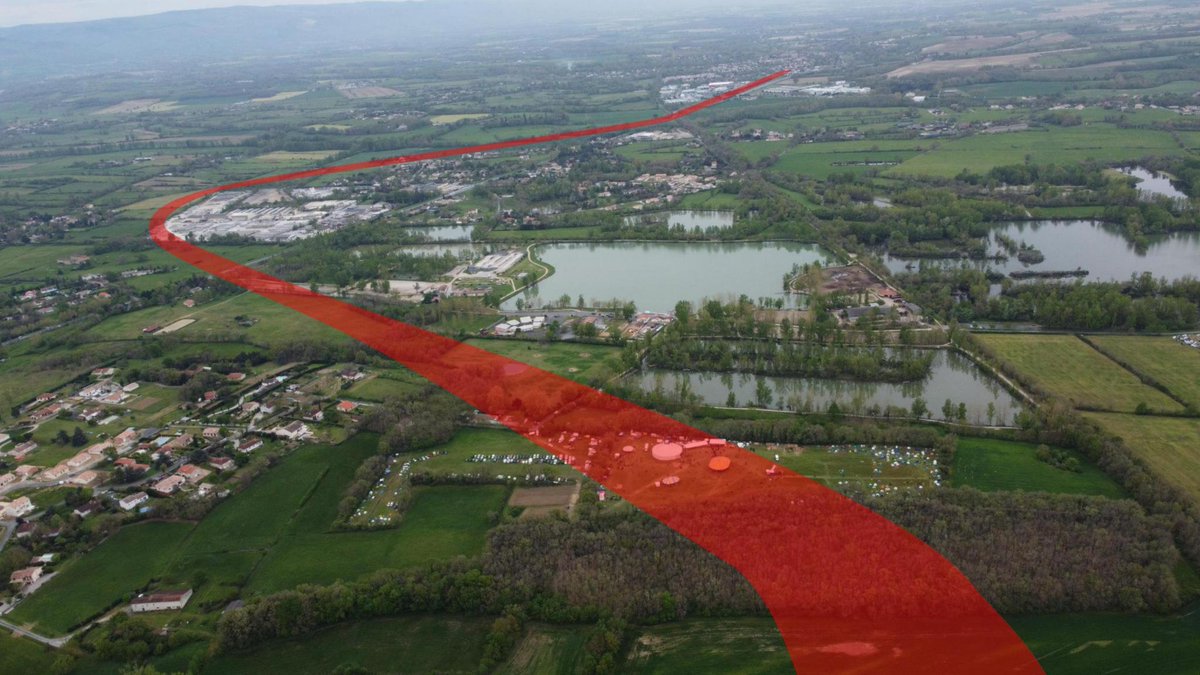 lessoulevements's tweet photo. Au programme de l'aprem : Nous parcourerons cet incroyable territoire à préserver, mêlant zones humides, forêts et terres agricoles. Les 12km de marche seront ponctués de différents gestes pour visibiliser l'aberration que constitue ce projet archaïque

C'est parti, NO MACADAM 💪 https://t.co/cHvOl9cDud