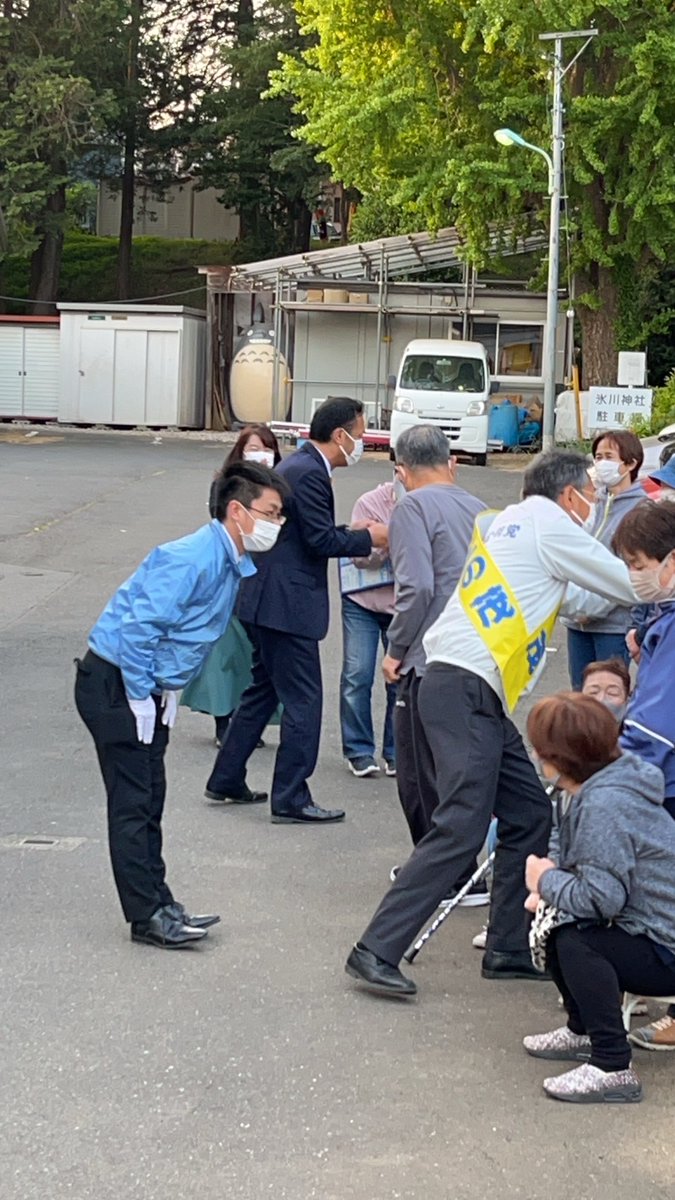 HatanoSsk's tweet photo. 赤井町会会館前、演説後��グータッチ、皆様　最後まで頑張ります!!
#川口市議会議員選挙 
#はたの茂 https://t.co/5qrcV8vyJ7