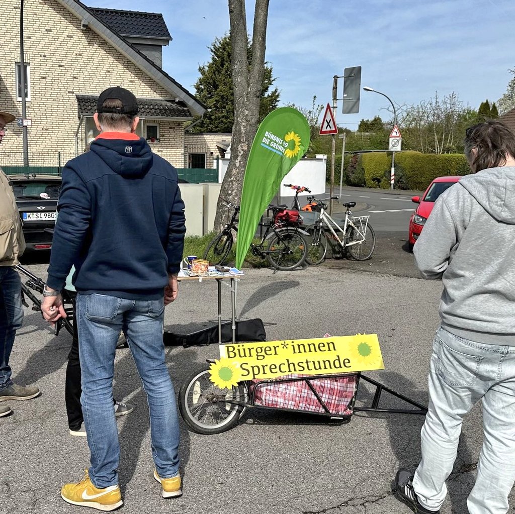 GrueneKMuelheim's tweet photo. Danke an alle, mit denen wir heute am #Wupperplatz und #WienerPlatz ins Gespräch gekommen sind 🙏🌻💚 Mit unseren Infoständen wollten wir heute auch abseits von Wahlen mit euch über Grüne Politik diskutieren.

Im Laufe des Jahres ist ein weiterer Infostand in #Dellbrück geplant. https://t.co/aimamfNGaD