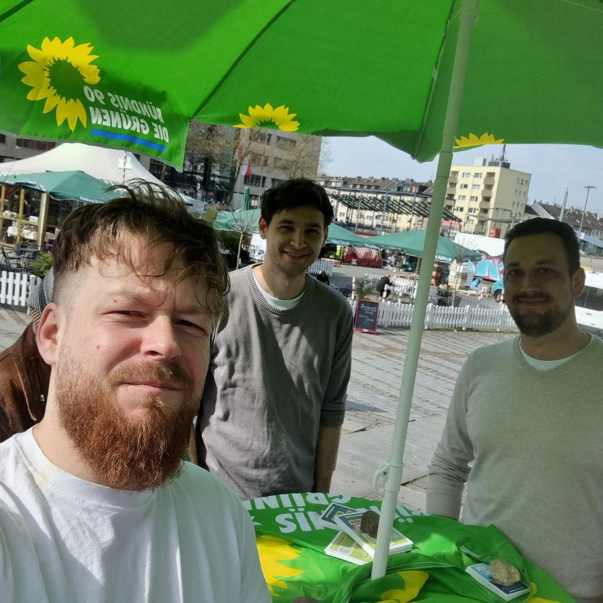 GrueneKMuelheim's tweet photo. Danke an alle, mit denen wir heute am #Wupperplatz und #WienerPlatz ins Gespräch gekommen sind 🙏🌻💚 Mit unseren Infoständen wollten wir heute auch abseits von Wahlen mit euch über Grüne Politik diskutieren.

Im Laufe des Jahres ist ein weiterer Infostand in #Dellbrück geplant. https://t.co/aimamfNGaD