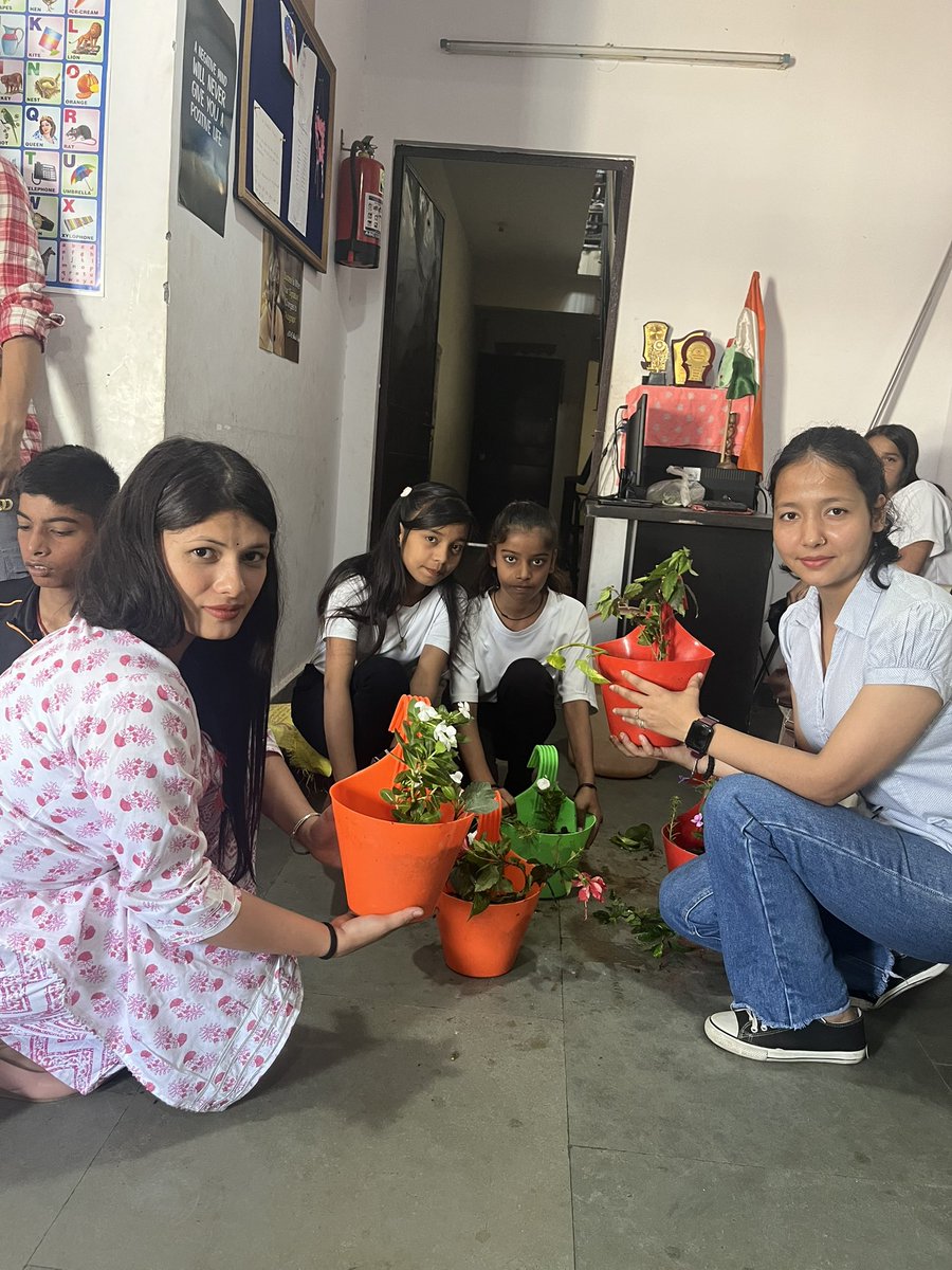 EducareDtef's tweet photo. Today on the occasion of Earth Day, our @EducareDtef organised an awarness camp in which children were made aware to keep their environment clean. The children celebrated the Earth day very well by planting, drawing and dancing.
#earthday2023 
#AwarnessCampaign 
#basicshiksha https://t.co/hF8UI8DXlI