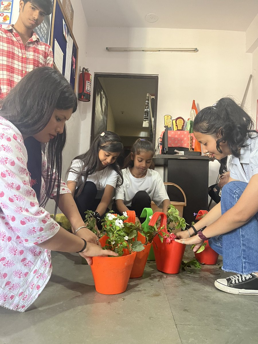 EducareDtef's tweet photo. Today on the occasion of Earth Day, our @EducareDtef organised an awarness camp in which children were made aware to keep their environment clean. The children celebrated the Earth day very well by planting, drawing and dancing.
#earthday2023 
#AwarnessCampaign 
#basicshiksha https://t.co/hF8UI8DXlI