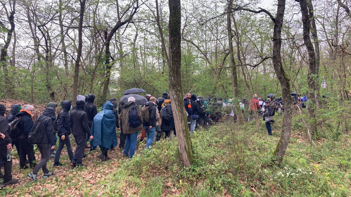 lessoulevements's tweet photo. Au programme de l'aprem : Nous parcourerons cet incroyable territoire à préserver, mêlant zones humides, forêts et terres agricoles. Les 12km de marche seront ponctués de différents gestes pour visibiliser l'aberration que constitue ce projet archaïque

C'est parti, NO MACADAM 💪 https://t.co/cHvOl9cDud
