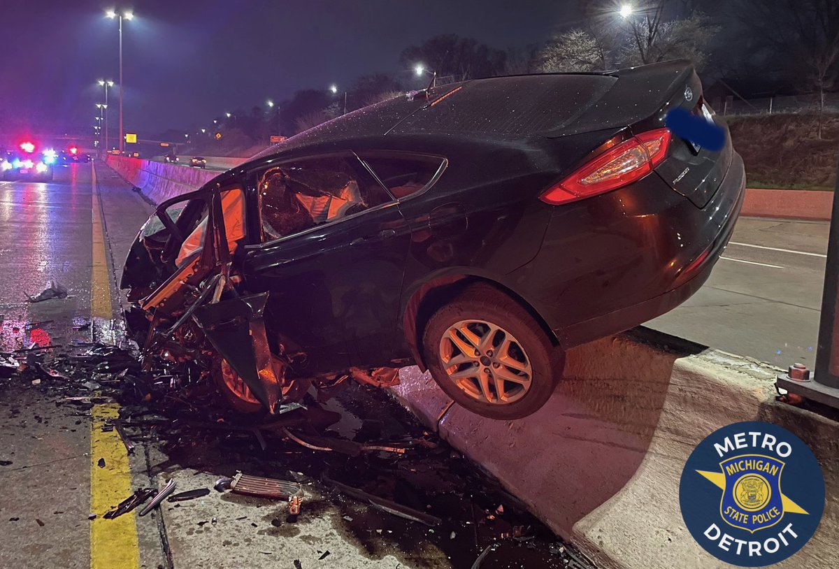 mspmetrodet's tweet photo. Preliminary investigation, subject to change, revealed that the driver of a Ford Fusion was driving north in the southbound lanes. The 56 year old male driver from Detroit struck a Mercedes sedan which was traveling southbound in the middle lane of M-10.  2/ https://t.co/UP8wZ4vA0o