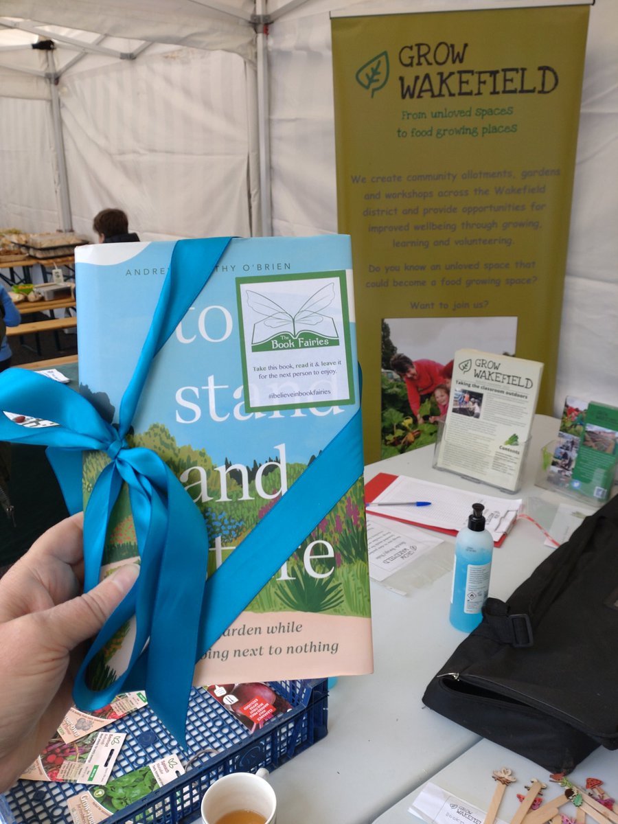 _AnnaBlight's tweet photo. @_JennyRogers @GrowWakefield @the_bookfairies have left a free copy of To Stand and Stare at the @GrowWakefield stall 💚📚💚 https://t.co/TGsLcd7bJv