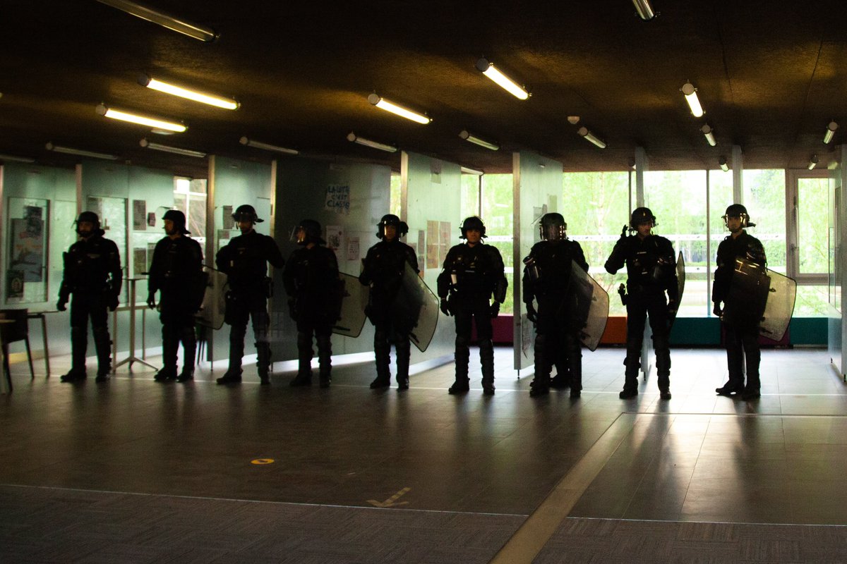 jeanne_gob1's tweet photo. Les photos d'hier de l'évacuation du campus clignancourt de Sorbonne Université occupé depuis 5 jours.

 #GreveGenerale https://t.co/gLxrtmnCC5