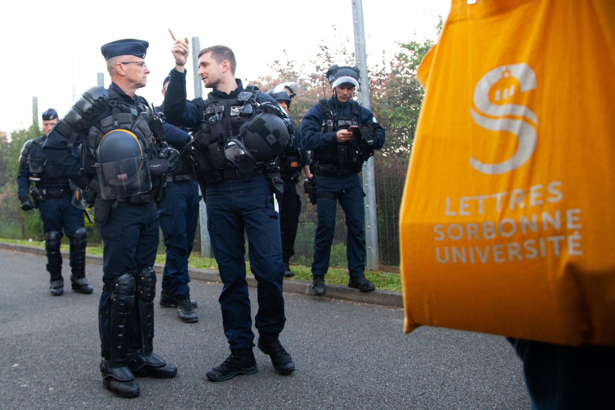jeanne_gob1's tweet photo. Les photos d'hier de l'évacuation du campus clignancourt de Sorbonne Université occupé depuis 5 jours.

 #GreveGenerale https://t.co/gLxrtmnCC5