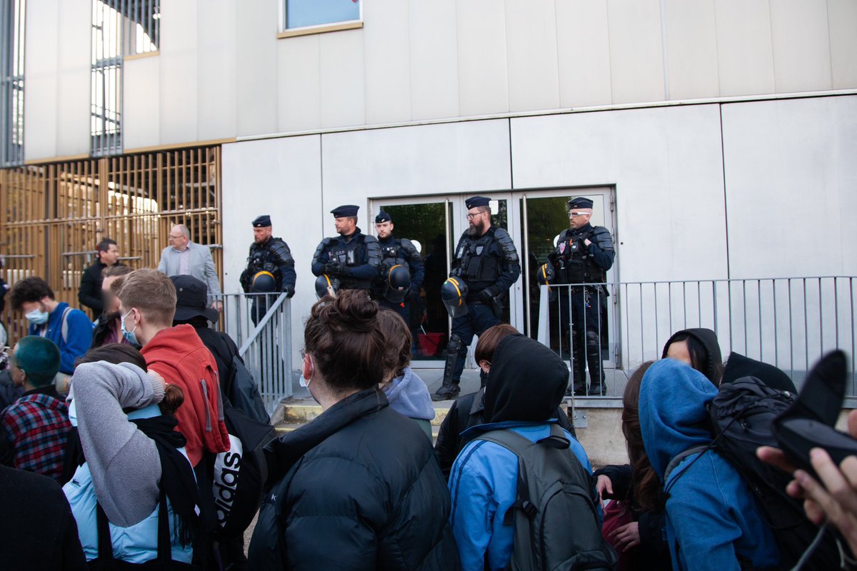 jeanne_gob1's tweet photo. Les photos d'hier de l'évacuation du campus clignancourt de Sorbonne Université occupé depuis 5 jours.

 #GreveGenerale https://t.co/gLxrtmnCC5