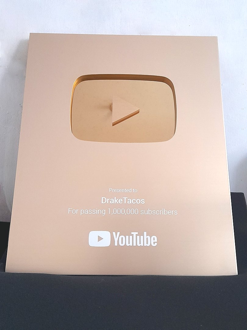 DrakeTacos_YT's tweet photo. Obtuve 2 grandes logros al mismo tiempo, la verdad que todavía no lo puedo creer que tenga la placa del millón en mis manos, y mucho menos ser Video Star en Roblox ❤️ #roblox https://t.co/Lv6cCGZfvg