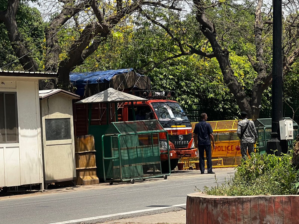 जिनकी पीढियां देश के लिए कुर्बान हो गईं, सच्चाई और इंसाफ़ के लिए आवाज़ उठाने पर तानाशाह ने आज उनका सरकारी आवास खाली करवा दिया, लेकिन इससे कोई फ़र्क पड़ने वाला नहीं है।

पूरा भारत श्री <a href="/RahulGandhi/">Rahul Gandhi</a> जी का घर है। लोकतंत्र बचाने की जंग जारी रहेगी।✊🇮🇳

#MeraGharAapkaGhar