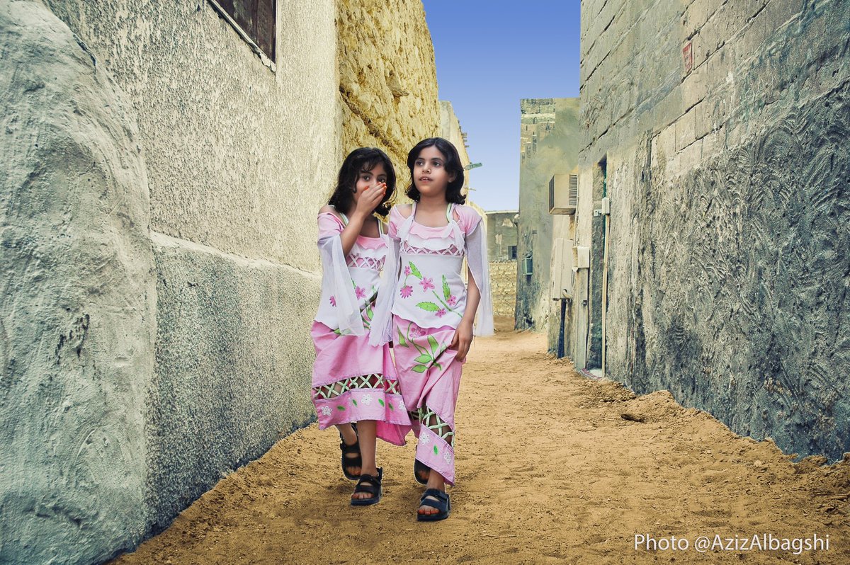 AzizAlbagshi's tweet photo. بعد ١٨ سنة من تصويري للأطفال لحي #الرفعة_الشمالية (#الفريج_الشمالي) في #الهفوف وذلك صباح يوم #عيد_الفطر_المبارك عام ١٤٢٦.
تفاعل احد المتابعين بتزويدي بصور لبعض من وثقتهم في هالمناسبة منهم من تزوج وانجب اطفالا وربي يحفظهم جميعا #عيد_الفطر #صباح_العيد #العيد #الاحساء #السعودية https://t.co/2AYqC5Ag1N