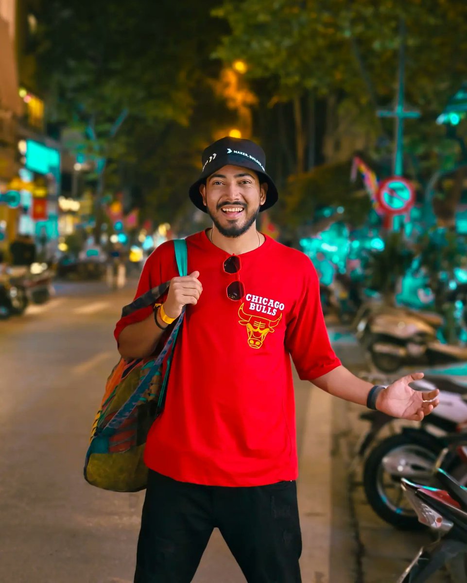 itz_mohitverma's tweet photo. Nighttime adventures in the vibrant Vietnam market, made even more unforgettable by the #VivoX90Pro's incredible low-light camera. With its 1 inch sensor, every shot is a masterpiece. @Vivo_India #XtremeImagination #vivoX90Series https://t.co/6P6gvPJtS6