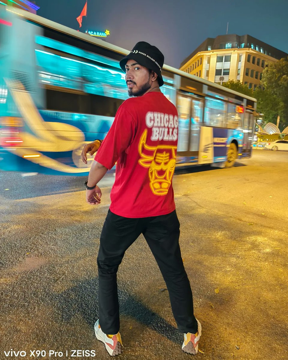 itz_mohitverma's tweet photo. Nighttime adventures in the vibrant Vietnam market, made even more unforgettable by the #VivoX90Pro's incredible low-light camera. With its 1 inch sensor, every shot is a masterpiece. @Vivo_India #XtremeImagination #vivoX90Series https://t.co/6P6gvPJtS6