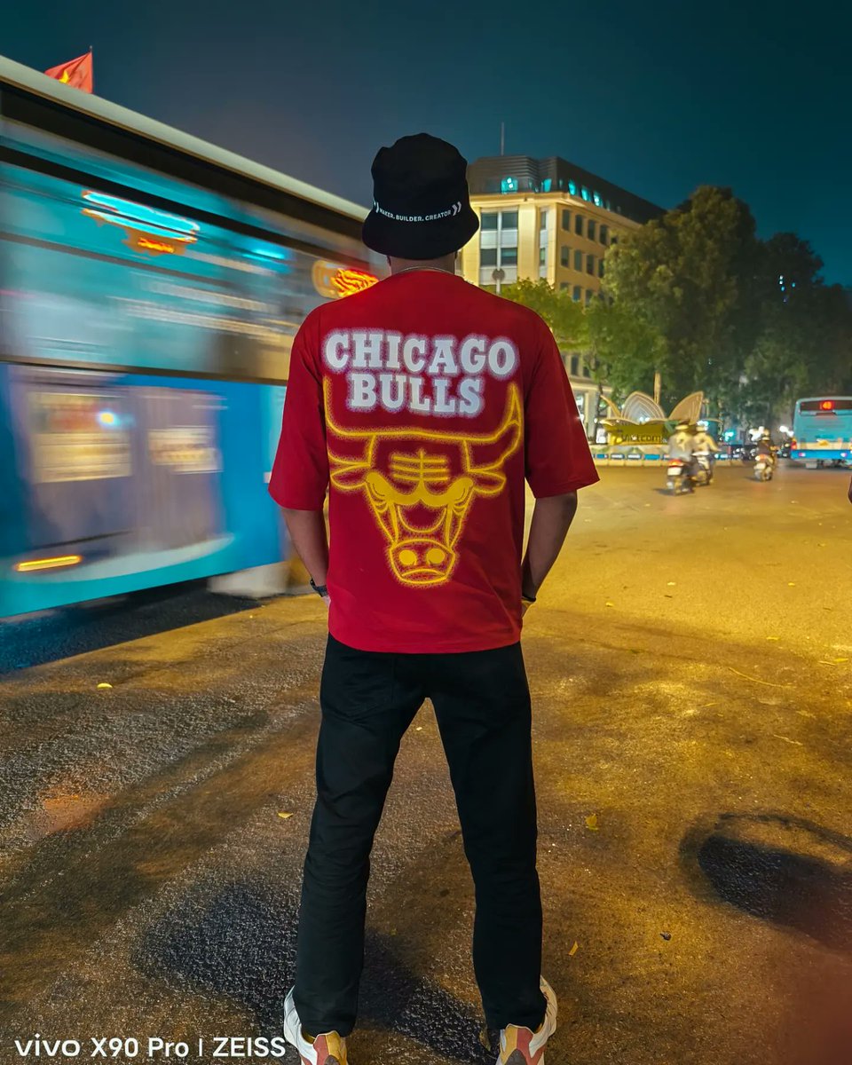 itz_mohitverma's tweet photo. Nighttime adventures in the vibrant Vietnam market, made even more unforgettable by the #VivoX90Pro's incredible low-light camera. With its 1 inch sensor, every shot is a masterpiece. @Vivo_India #XtremeImagination #vivoX90Series https://t.co/6P6gvPJtS6