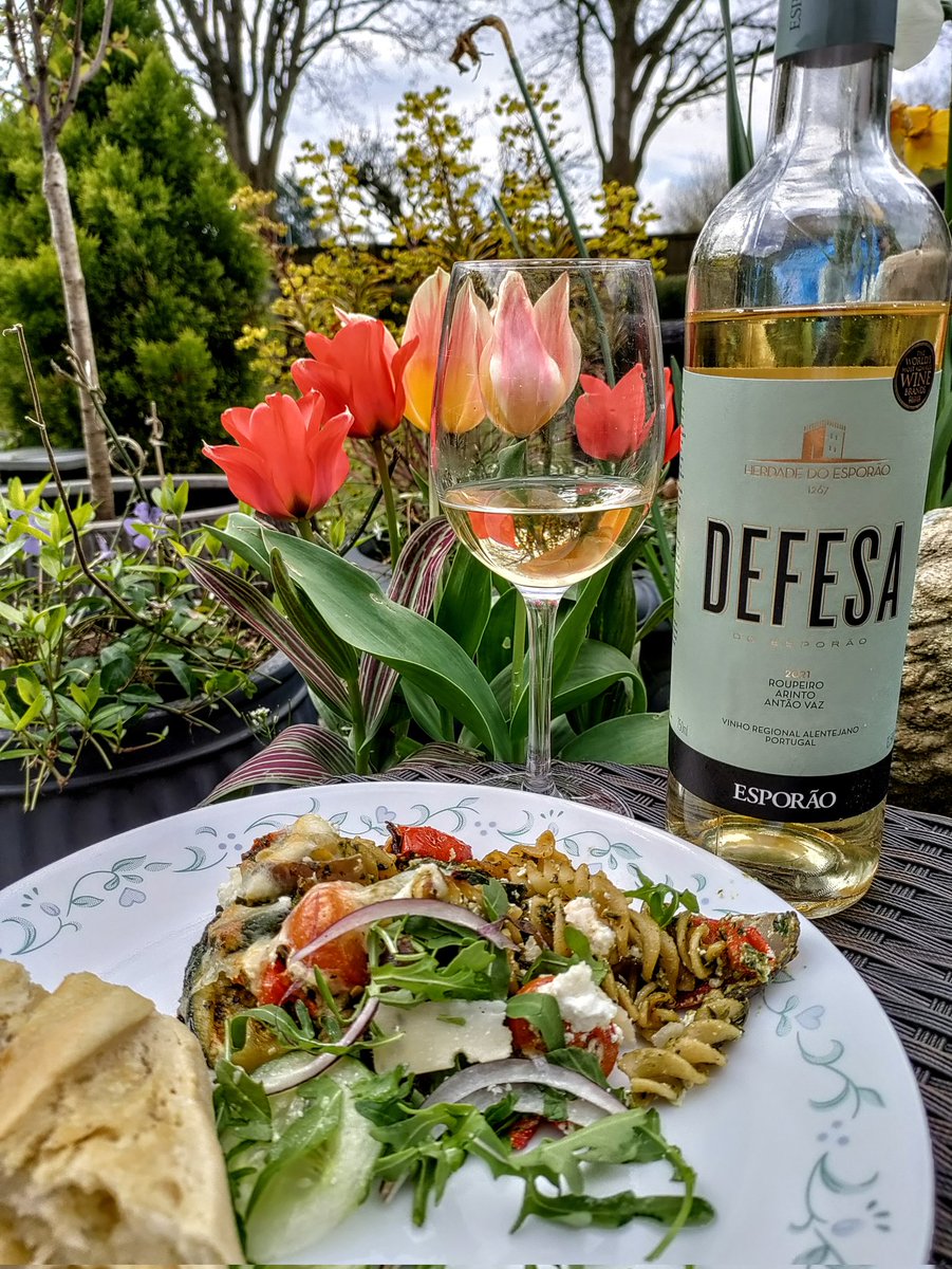 TN2FoodandWine's tweet photo. #springtime &amp; #whatwearedrinking
Our Defesa white is the perfect company with fusilli, basil pesto, baked garden vegetables &amp; spring sunshine 
@Esporaoworld 
#Portugal #winelover #wine #shopnow #TunbridgeWells #weekendvibes #SaturdayVibes #SaturdayMood https://t.co/enHmrqgtnZ