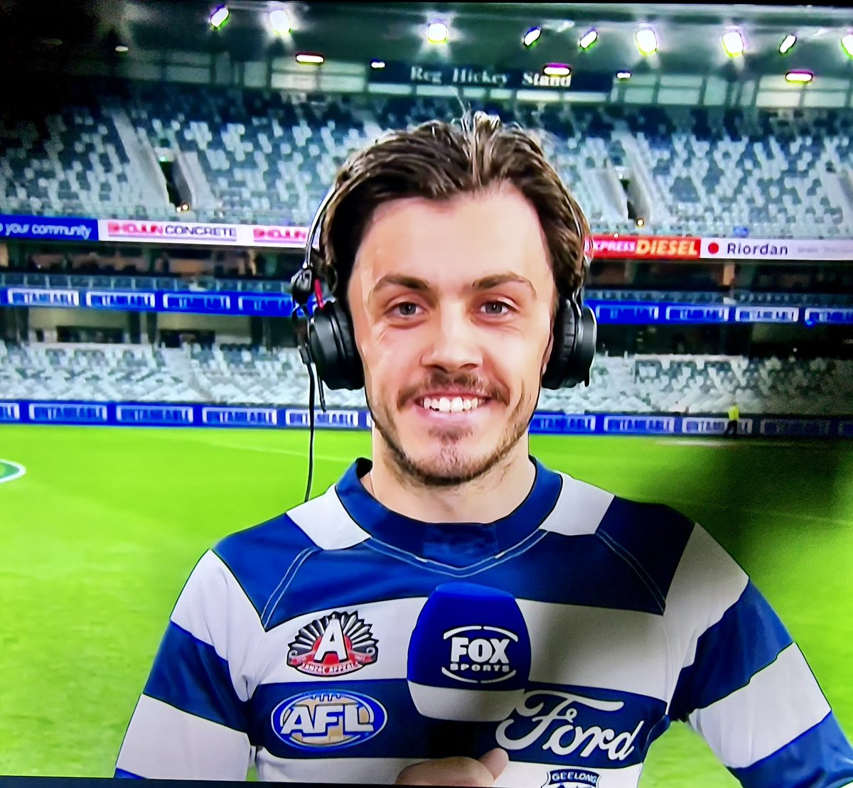 BushDoc44's tweet photo. What’s with the Geelong skivvy?!
#AFLCatsSwans
#BradClose
@GeelongCats https://t.co/qi1PmQn7G6