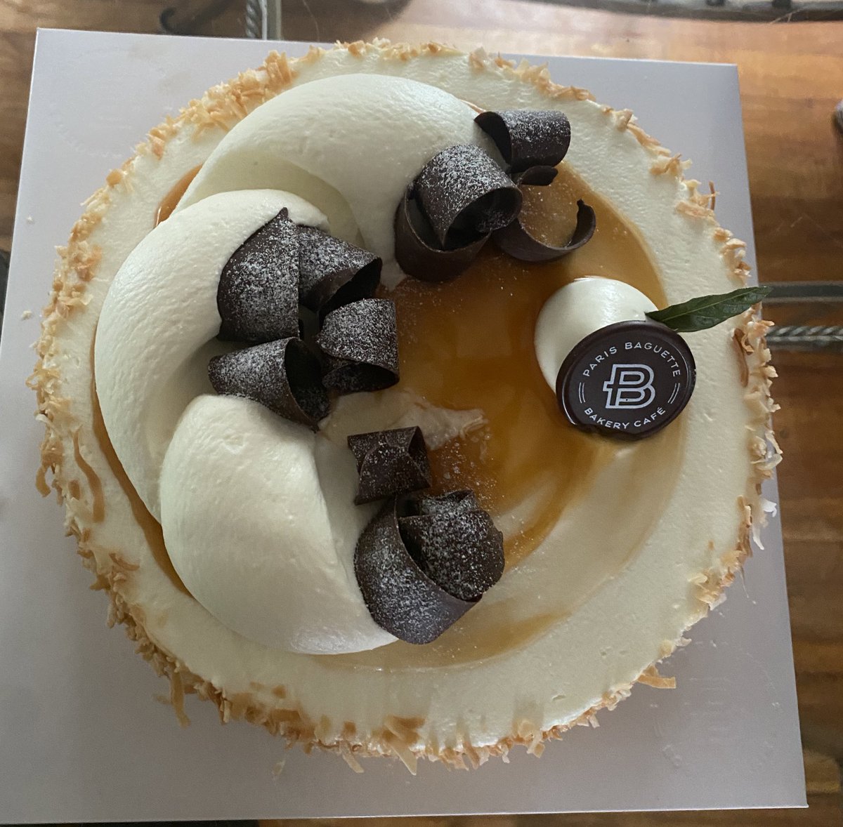 vielleusefille's tweet photo. #finally22
husband bought me this beautiful cake and so much more. i can’t thank him enough for spoiling and loving me. he makes me feel like my birthdays everyday https://t.co/AWYVxp2w8t