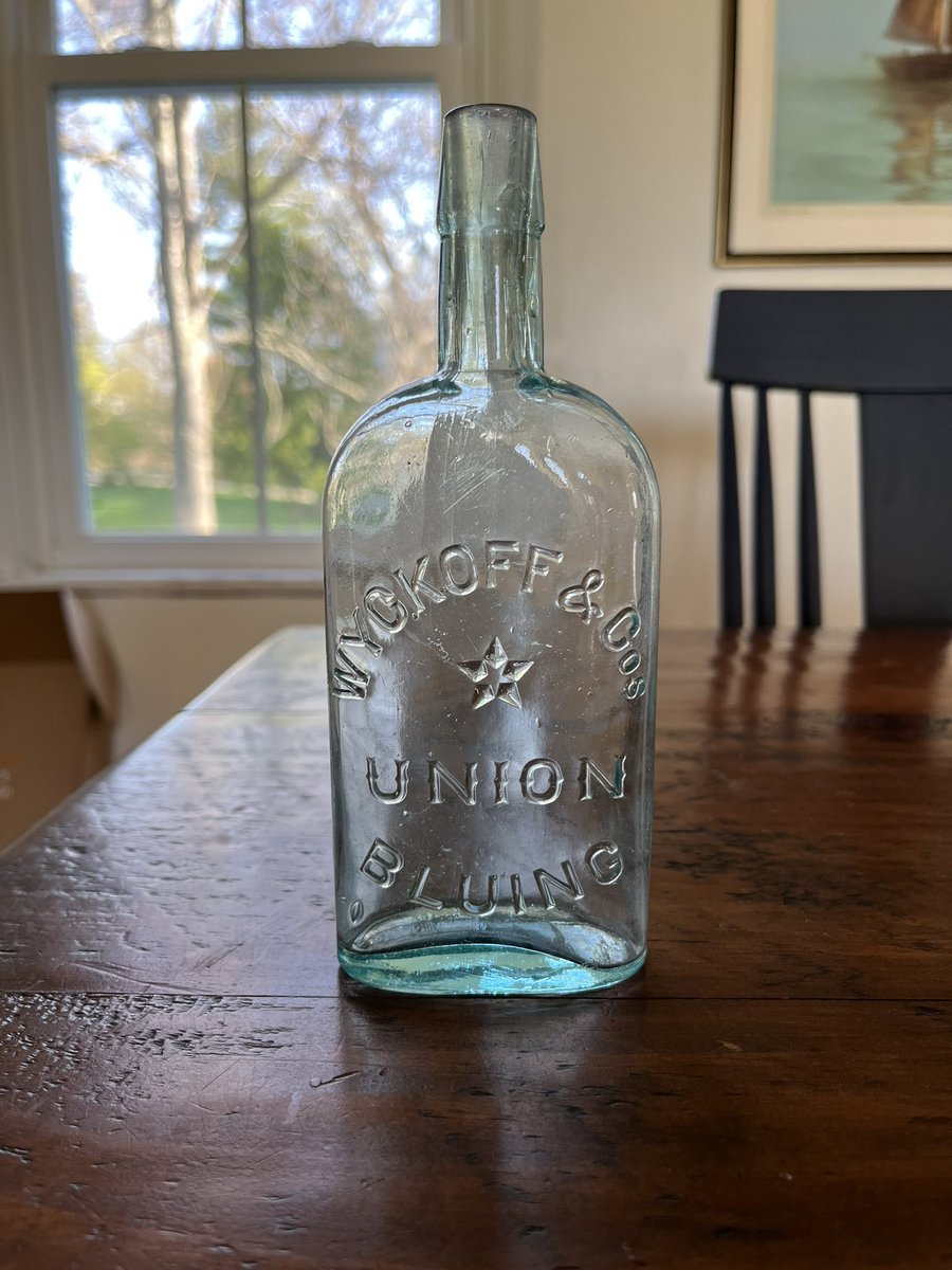 atejerina's tweet photo. Union Bluing, used to whiten fabrics. Dug a few weeks ago, 1880s, love that old time American font, known as Antique Tuscan 

#history #Archaeology #oldbottles #mudlarking https://t.co/3PrJbRhOSb