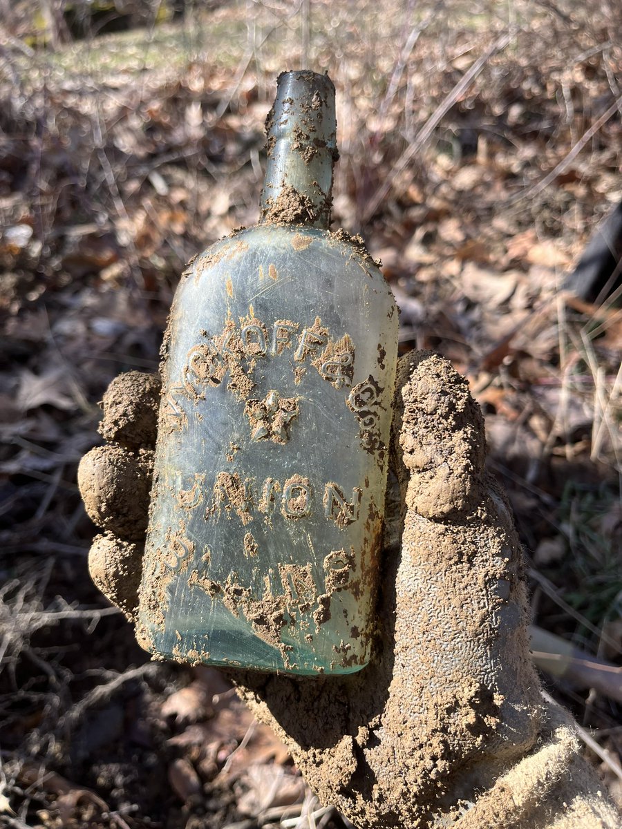 atejerina's tweet photo. Union Bluing, used to whiten fabrics. Dug a few weeks ago, 1880s, love that old time American font, known as Antique Tuscan 

#history #Archaeology #oldbottles #mudlarking https://t.co/3PrJbRhOSb