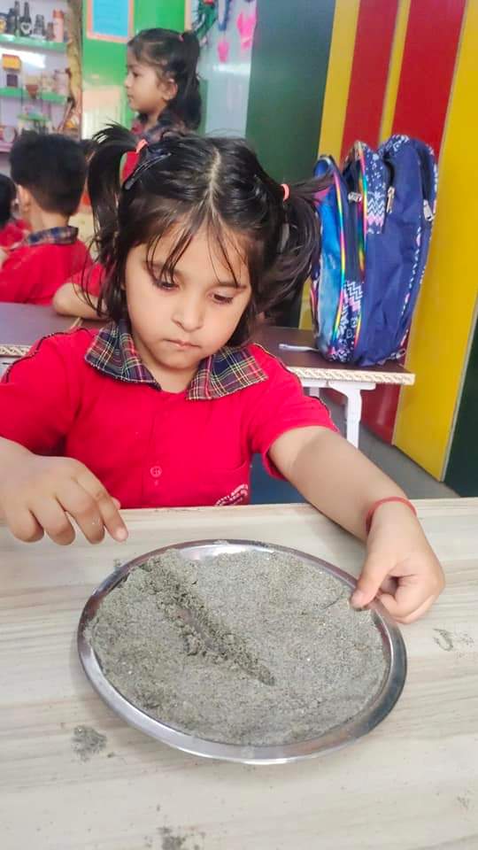 ShivShishu's tweet photo. #Shishu_Vatika
#Class_Arun
#Introduction_Number_1
#finemotoractivity 
#SandActivity 
#lotsoffun 
#Creativity
#eyehandcoordinationskills 
#confidence https://t.co/XPvcToA4ca