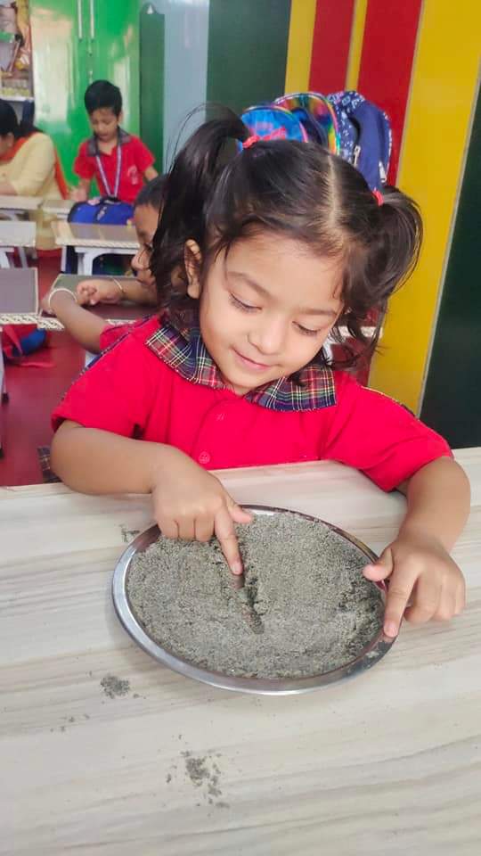 ShivShishu's tweet photo. #Shishu_Vatika
#Class_Arun
#Introduction_Number_1
#finemotoractivity 
#SandActivity 
#lotsoffun 
#Creativity
#eyehandcoordinationskills 
#confidence https://t.co/XPvcToA4ca