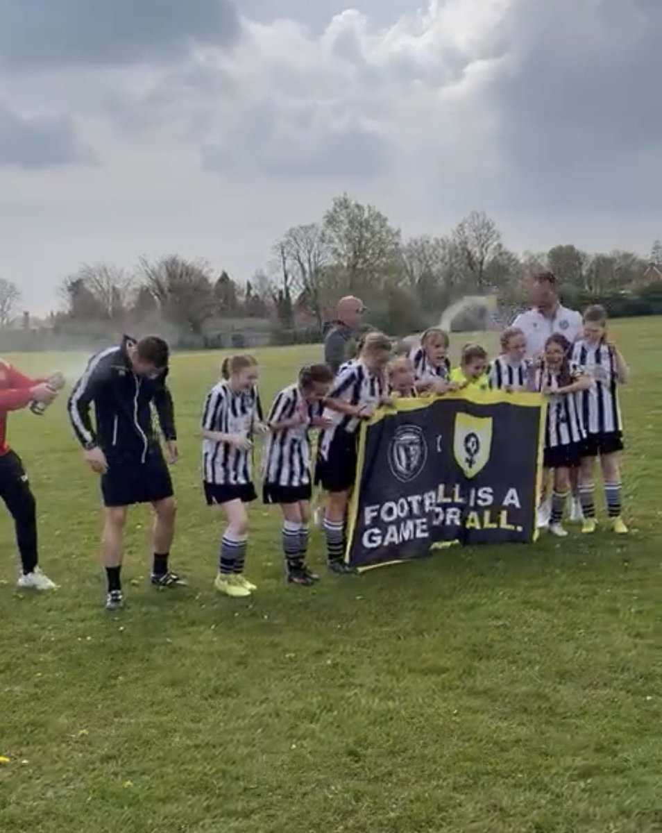 BarntonJuniors's tweet photo. ⚪️⚫️Barnton Juniors U12 Girls⚫️⚪️

⚽️Mid-Cheshire Europa League⚽️

⚽️🖤🤍🏆Champions🏆🖤🤍⚽️ https://t.co/UNpEAwBEai