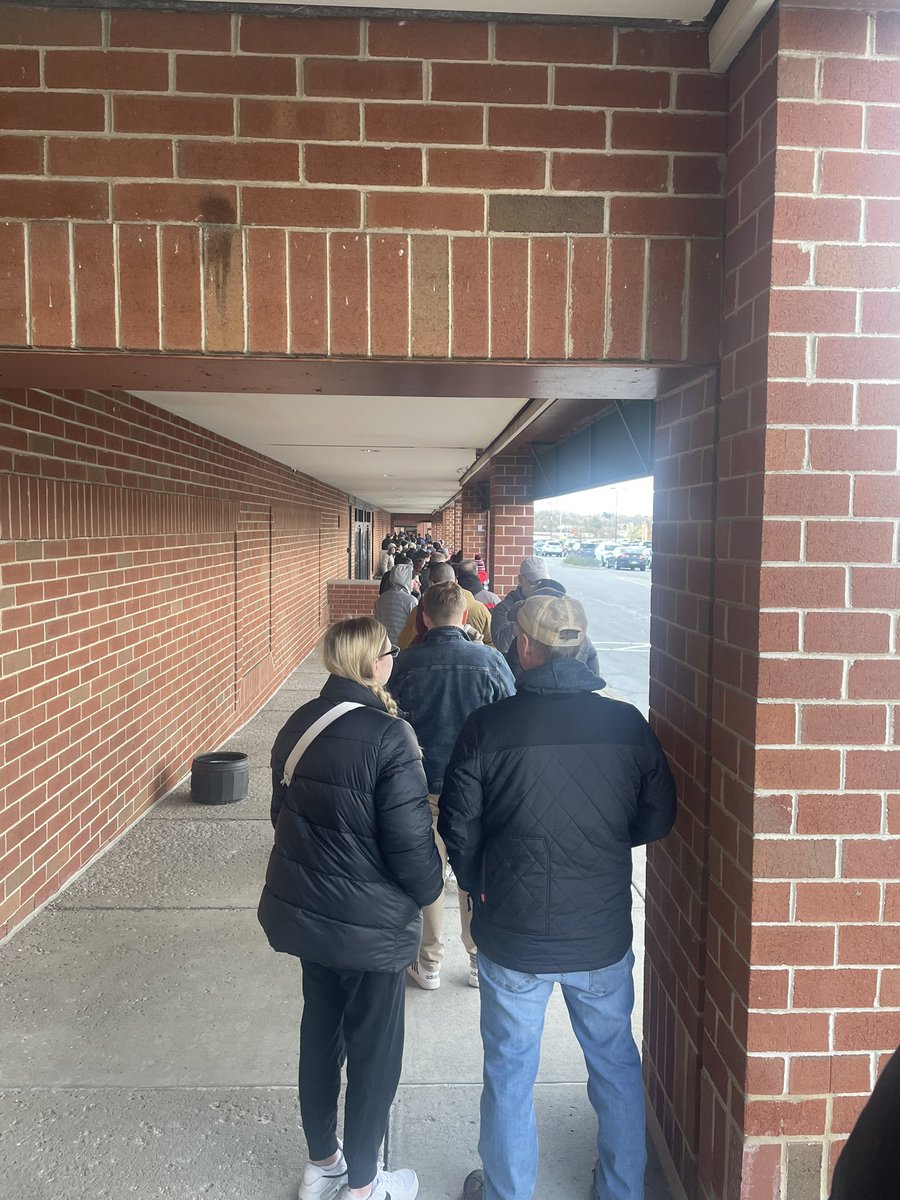 laackdaddy's tweet photo. Work 12 hours then be 100th in line for record day. Please save me one copy of Wild ones!!!  @KipMooreMusic https://t.co/hp0yJbG2po