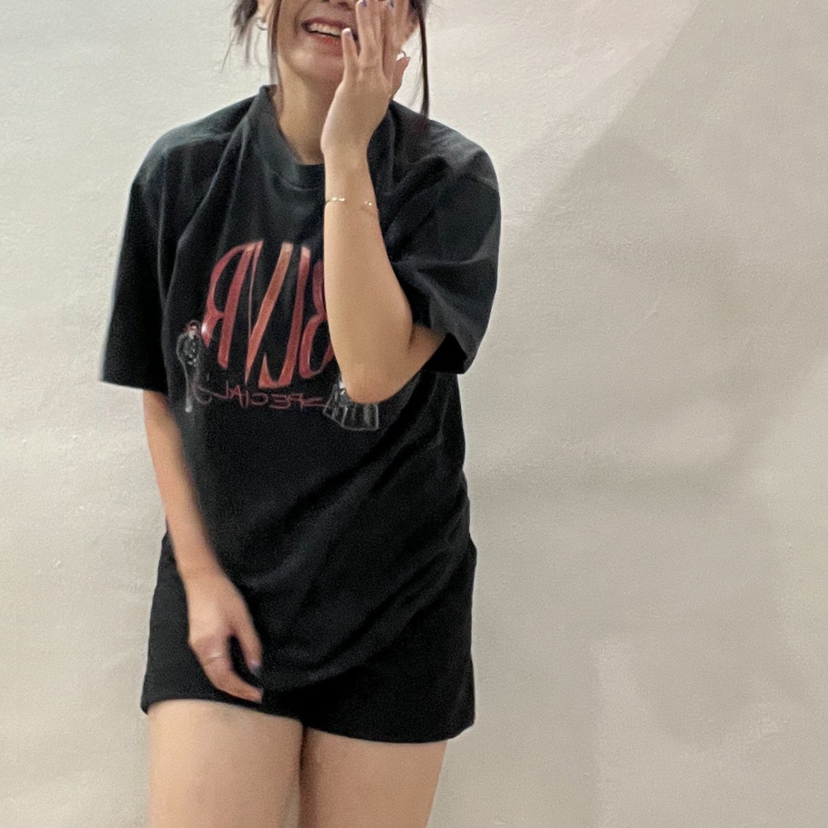siwatarchive's tweet photo. and the long awaited #3rdBLVR shirt is with me !!!
also the bag super cute i’m gonna use it everywhere now 😉🖤
#BLVR #BLVRER #MSIWAT https://t.co/HvqpUyHiQt