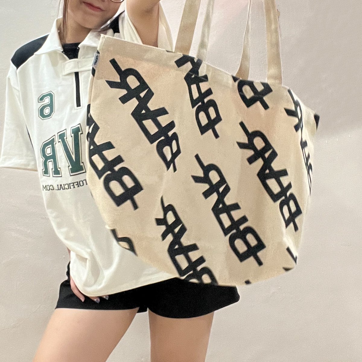 siwatarchive's tweet photo. and the long awaited #3rdBLVR shirt is with me !!!
also the bag super cute i’m gonna use it everywhere now 😉🖤
#BLVR #BLVRER #MSIWAT https://t.co/HvqpUyHiQt