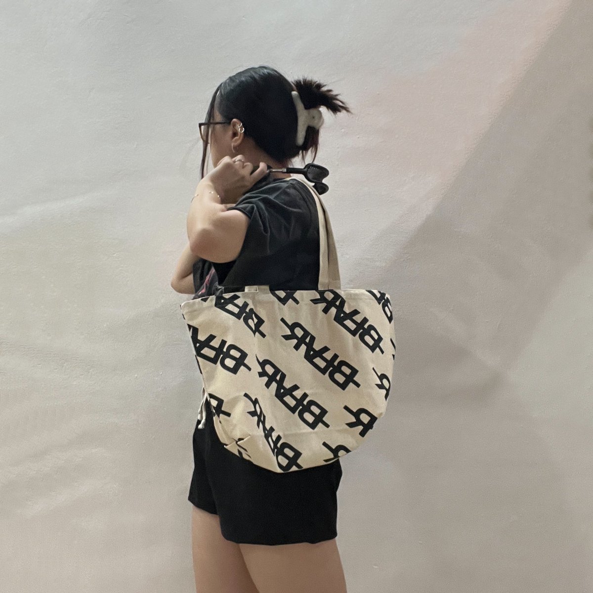 siwatarchive's tweet photo. and the long awaited #3rdBLVR shirt is with me !!!
also the bag super cute i’m gonna use it everywhere now 😉🖤
#BLVR #BLVRER #MSIWAT https://t.co/HvqpUyHiQt