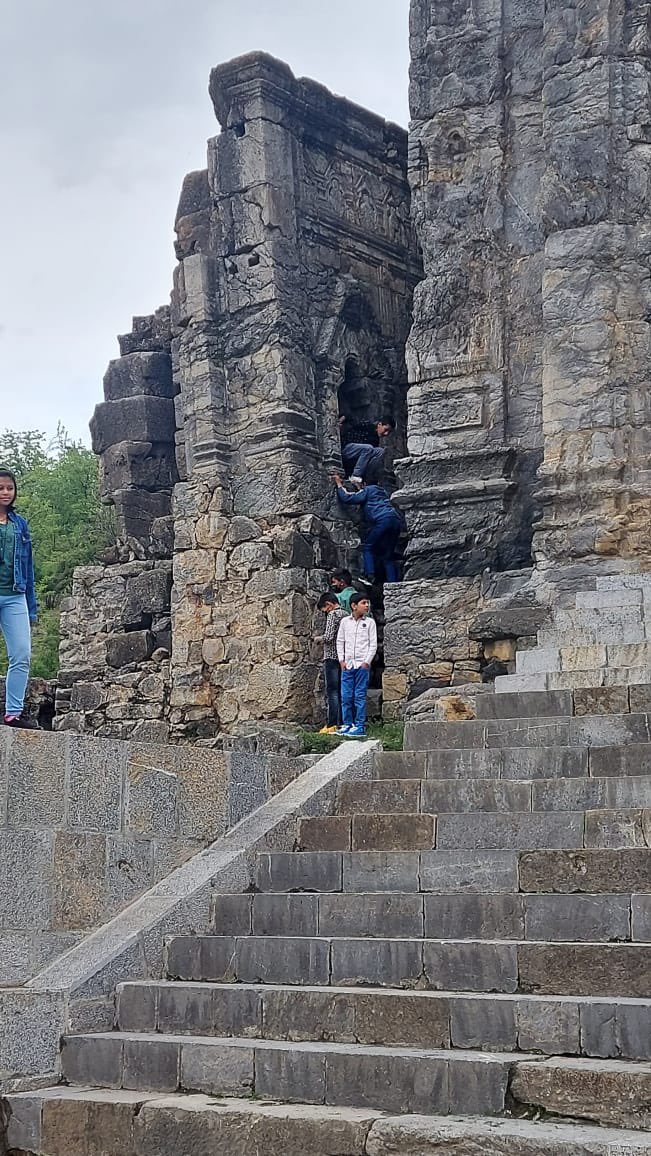 EngineerReveals's tweet photo. पोटैशियम ऑक्साईड्स मार्तंड सूर्य मंदिर में पटाखें फोर रहे हैं ।

ईद के अवसर पर यह पाक काम भला और कौन कर sakta है 🤲🏻 https://t.co/Vc6gMMZH24