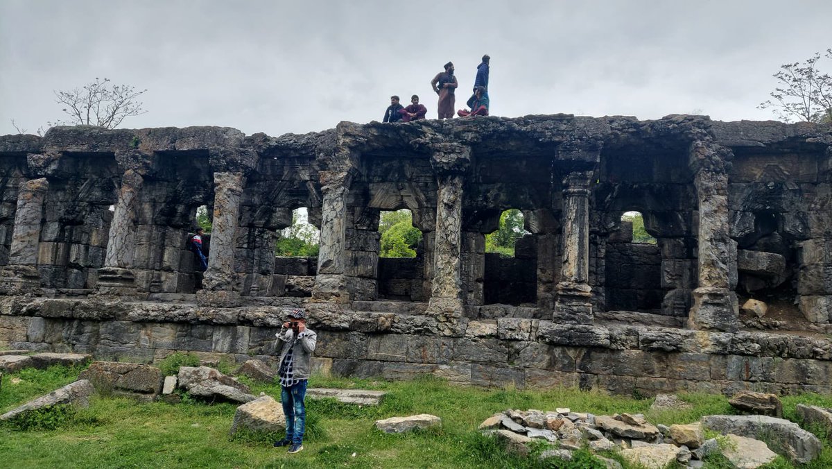 EngineerReveals's tweet photo. पोटैशियम ऑक्साईड्स मार्तंड सूर्य मंदिर में पटाखें फोर रहे हैं ।

ईद के अवसर पर यह पाक काम भला और कौन कर sakta है 🤲🏻 https://t.co/Vc6gMMZH24